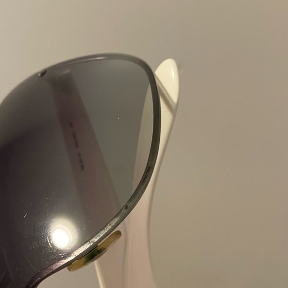 Ray-Ban Women’s Y2K Wraparound Sunglasses White/Grey - Picture 5 of 7